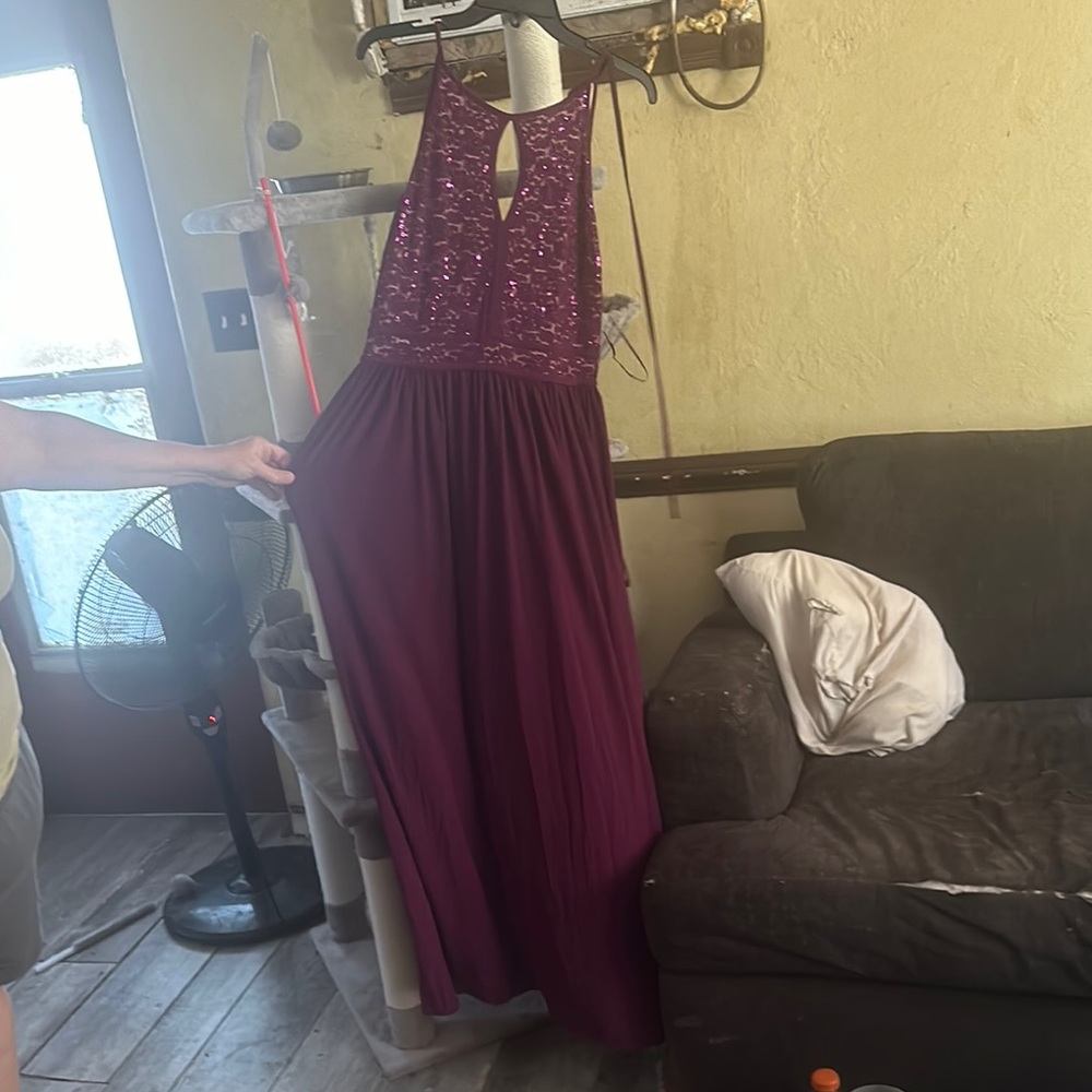 Elegant Purple Backless Dress with Sophisticated Silhouette